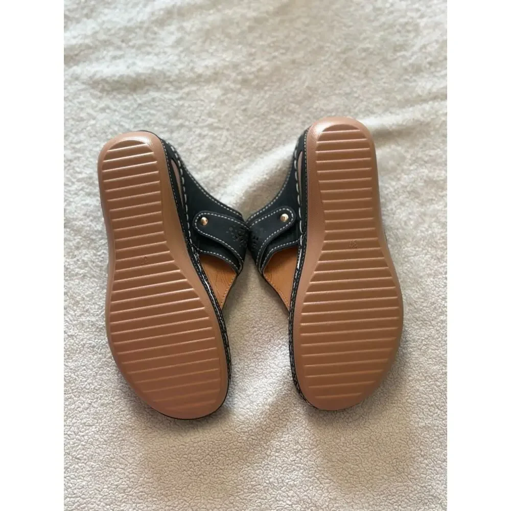 Women's Black Thong Sandals with Decorative Stitching